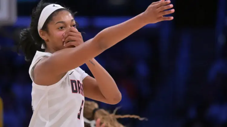 Анджел Риз снова вписала своё имя в историю WNBA. На этот раз — с формулировкой «впервые в истории лиги». В матче против «Лос-Анджелес Спаркс» форвард установила сразу два рекорда по подборам, и оба — в один вечер.