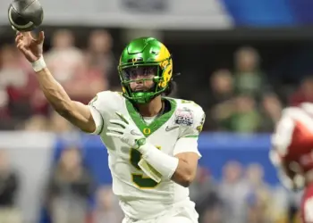 AP Top 25 против Coaches Poll: предсезонные рейтинги NCAA
