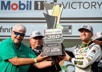 Блейни выиграл поул на Iowa Corn 350, опередив Ларсона