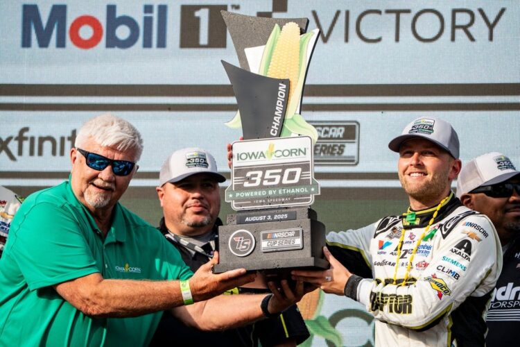 Блейни выиграл поул на Iowa Corn 350, опередив Ларсона