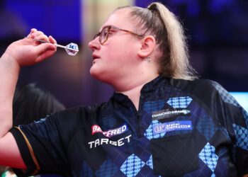 **Бо Гривз** не смогла переиграть **Роба Кросса** в дебютном матче на **European Tour**. В первом раунде **Hungarian Darts Trophy** она уступила со счётом 5:6, доведя встречу до последнего лега.
