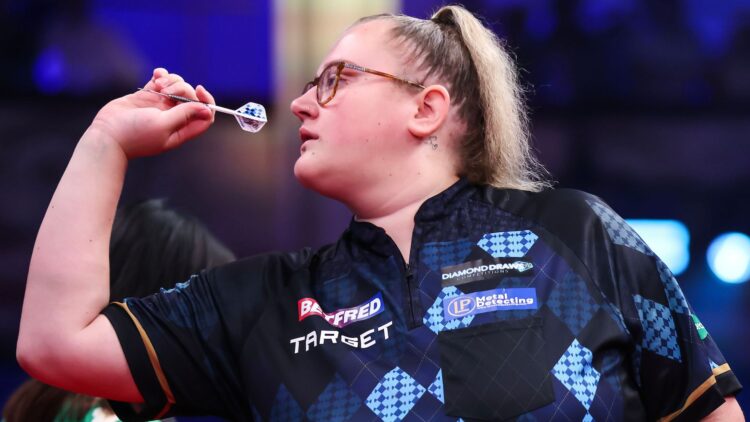**Бо Гривз** не смогла переиграть **Роба Кросса** в дебютном матче на **European Tour**. В первом раунде **Hungarian Darts Trophy** она уступила со счётом 5:6, доведя встречу до последнего лега.
