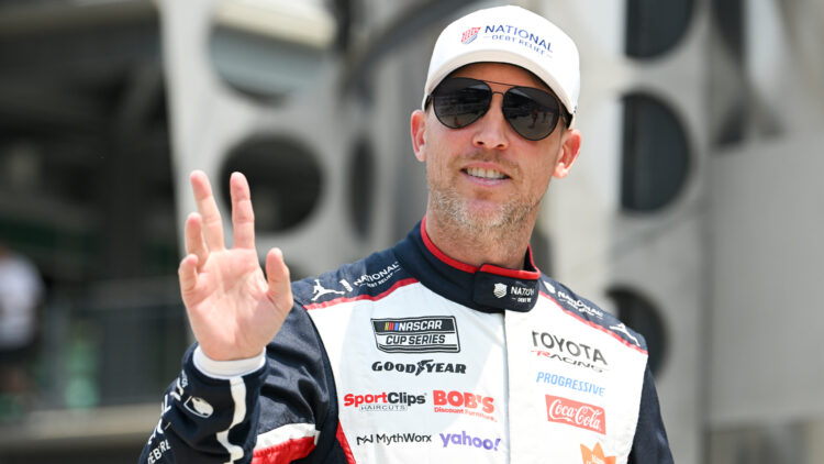 Денни Хэмлин — главный фаворит гонки NASCAR в Айове