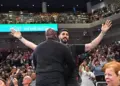 Энес Кантер Фридом удалён с матча WNBA за футболку «woman»