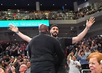 Энес Кантер Фридом удалён с матча WNBA за футболку «woman»