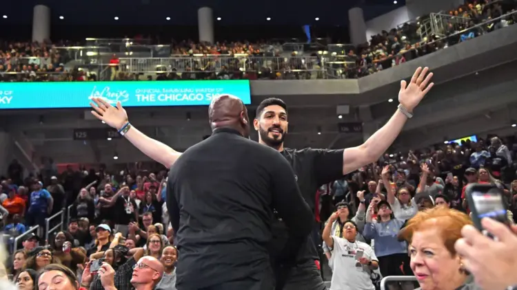 Энес Кантер Фридом удалён с матча WNBA за футболку «woman»
