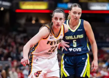 Фанаты Кларк взбешены рейтингом WNBA, где Беккерс выше