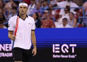 Финальный матч Mubadala DC Open между третьим сеяным Тейлором Фритцем и испанским восходящим талантом Рафаэлем Ходаром перенесли с воскресенья на понедельник. Об этом сообщили организаторы турнира.