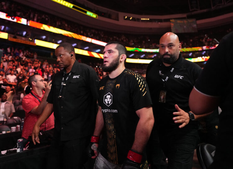 Ислам Махачев победил Иана Мачадо Гарри на UFC 330 и снова заставил говорить о себе. На этот раз — в контексте величайших в истории смешанных единоборств.