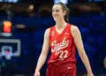 Кэйтин Кларк продолжает переписывать историю WNBA. Звёздная разыгрывающая «Индианы» довела число матчей с как минимум 20 очками и 10 передачами до 20 за карьеру. Это вдвое больше, чем лучший показатель среди всех остальных игроков лиги.