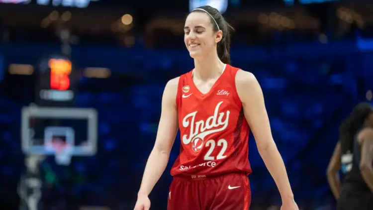 Кэйтин Кларк продолжает переписывать историю WNBA. Звёздная разыгрывающая «Индианы» довела число матчей с как минимум 20 очками и 10 передачами до 20 за карьеру. Это вдвое больше, чем лучший показатель среди всех остальных игроков лиги.