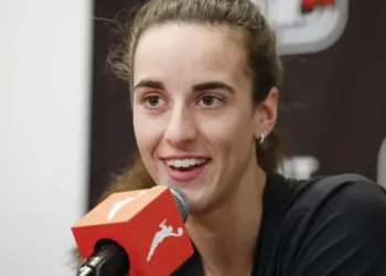 Кейтлин Кларк отреагировала на исторический дебют своих кроссовок на паркете WNBA