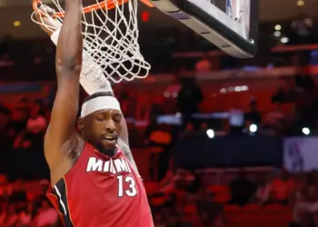 «Майами Хит» продолжает искать усиление состава после того, как сорвалась сделка с ЛеБроном Джеймсом. По информации источника, клуб нацелился на двух ветеранов, которые уже вошли в Зал славы, а суммарно за карьеру заработали $603 млн.