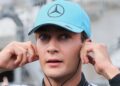 Мерседес подтвердил: Джордж Рассел получит штраф на стартовой решётке за превышение лимита двигателей. Об этом сообщает Sky Sports.