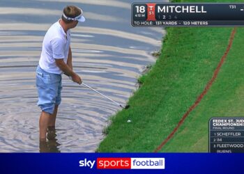 Неудачный удар Митчелла под угрозу его BMW Championship