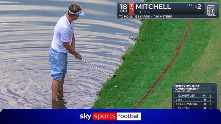 Неудачный удар Митчелла под угрозу его BMW Championship