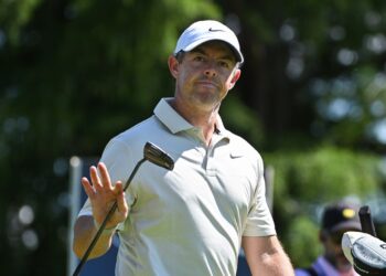 Rory McIlroy shoots 64, part of five-way tie for lead at BMW
