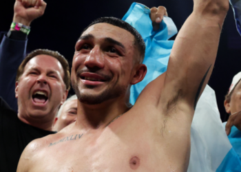 Теофимо Лопес победил Ролли Ромеро и взял титул WBA