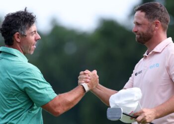 Уиндем Кларк выиграл BMW Championship на PGA Tour, хотя по ходу решающего раунда растерял преимущество в пять ударов. Как сообщает Sky Sports, американец