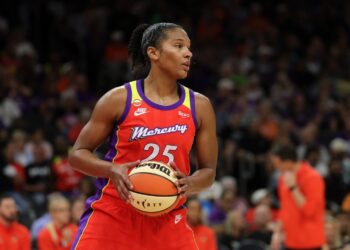 Финикс Меркьюри с Келси Плам нацелились на плей-офф WNBA