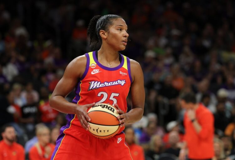 **Заголовок:** Финикс Меркьюри с Келси Плам нацелились на плей-офф WNBA