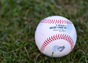 **Заголовок:** MLB отстранила доминиканского проспекта за подделку возраста