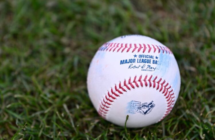 **Заголовок:** MLB отстранила доминиканского проспекта за подделку возраста