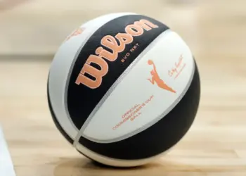 — Неловкий момент: в матче WNBA между «Атлантой Дрим» и «Лос-Анджелес Спаркс» на площадку выбросили интимную игрушку. Как сообщает портал The Sporting News, это первый подобный случай в сезоне-2025, когда посторонний предмет прервал игру.