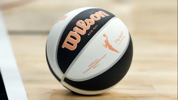 — Неловкий момент: в матче WNBA между «Атлантой Дрим» и «Лос-Анджелес Спаркс» на площадку выбросили интимную игрушку. Как сообщает портал The Sporting News, это первый подобный случай в сезоне-2025, когда посторонний предмет прервал игру.