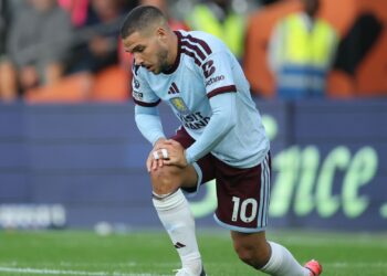 Астон Вилла набрала первое очко, сыграв 0:0 с Халлом