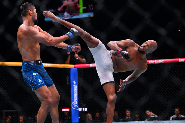 Пейдж вылетел из рейтингов UFC после победы над Рузибоевым